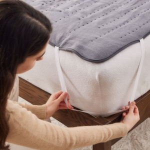 Can People Sleep with an Electric Heated Under Blanket On?